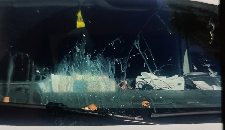 Schválnosti mezi sousedy. Muž z Prostějova je podezřelý, že házel vejce na auto před domem