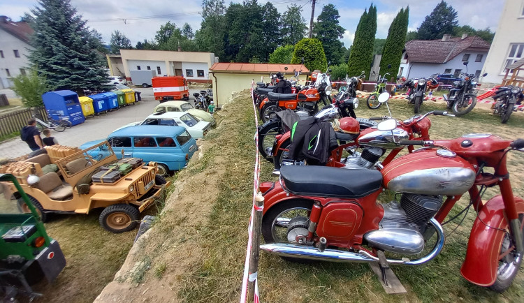 FOTO, VIDEO: Sraz historických vozidel v Šimanově přilákal více než dvě stě strojů