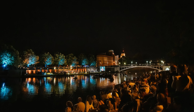 Hudební léto v Hradci zakončí filharmonie s Margitou na náplavce