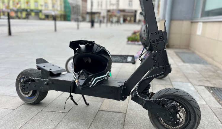 Praha spustila kontroly elektroaut, kol a koloběžek. Více než třetina neobstála
