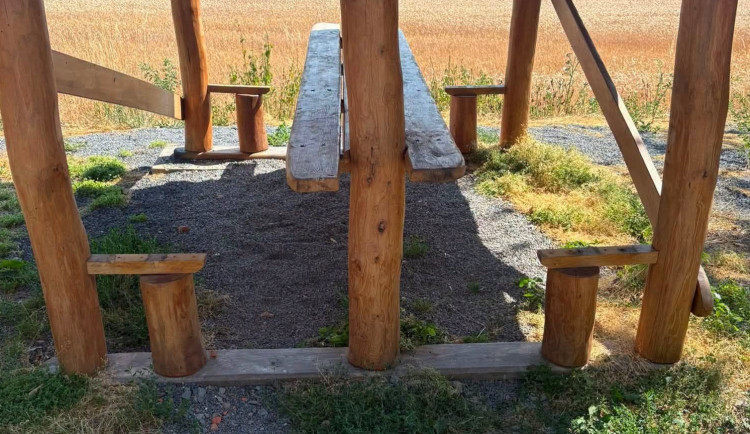 U Přemyslovic někdo ukradl lavice z odpočívadla. Snažíme se, ale lidé to ničí, lamentuje starostka