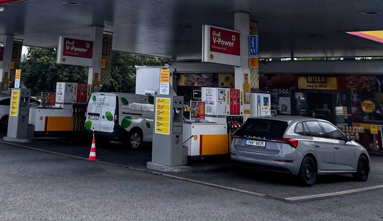 Strop padl, ceny letí nahoru. Hradecké pumpy zdražují benzín i naftu