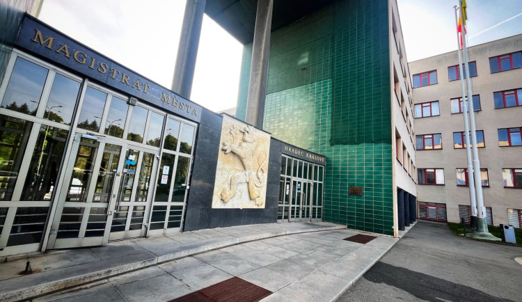 Hradec chce po podvodu víc školit své úředníky, policie mezitím potvrdila smutný rekord