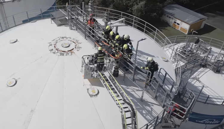 Hasiči si vyzkoušeli záchranu pracovníka ze zásobníku i zásah při úniku dusíku.