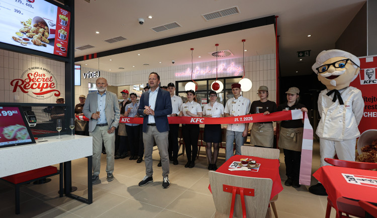 KFC otevřelo v Chebu. Na kyblíky zdarma se stála fronta