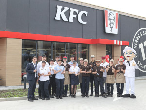 KFC otevřelo v Chebu. Na kyblíky zdarma se stála fronta