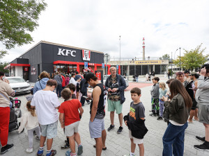 KFC otevřelo v Chebu. Na kyblíky zdarma se stála fronta