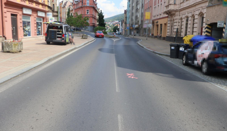 Policie hledá svědky incidentu mezi řidiči dvou aut v Karlových Varech.