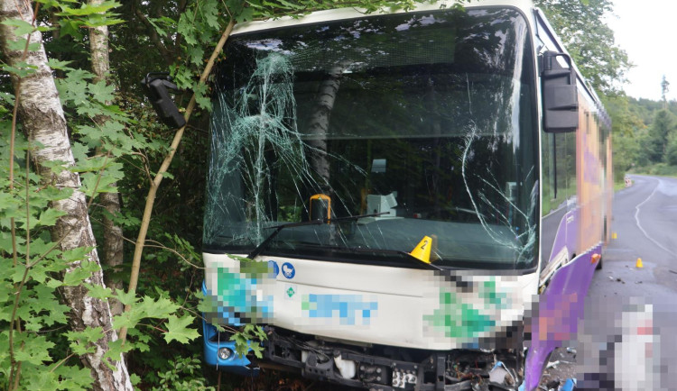 Řidička u Karlových Varů přejela do protisměru a čelně narazila do autobusu