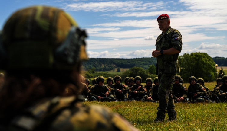 Na Doupově cvičí středoškoláci, dorazil i náčelník generálního štábu