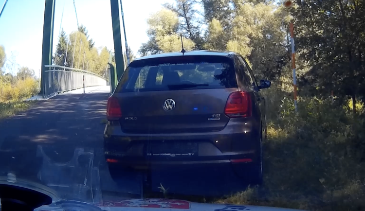 VIDEO: Řidič se zákazem řízení ujížděl strážníkům. Policie hledá svědky