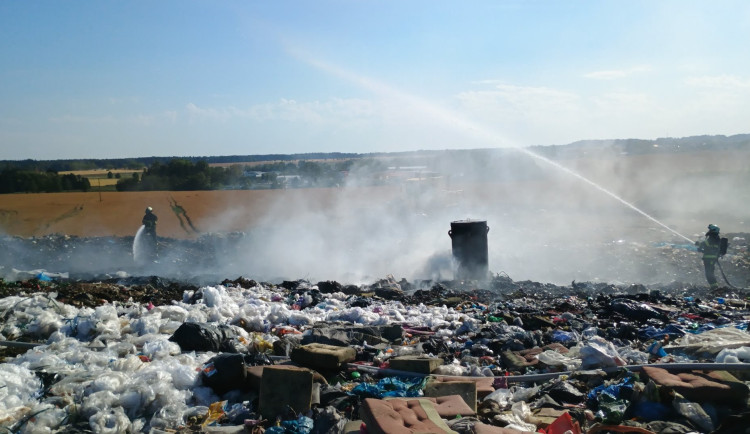 V Lišově hoří skládka odpadů. Město kvůli kouři radí nevětrat