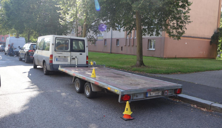 Policie hledá svědky nehody v Chodově. Řidička po střetu s přívěsem z místa odjela.