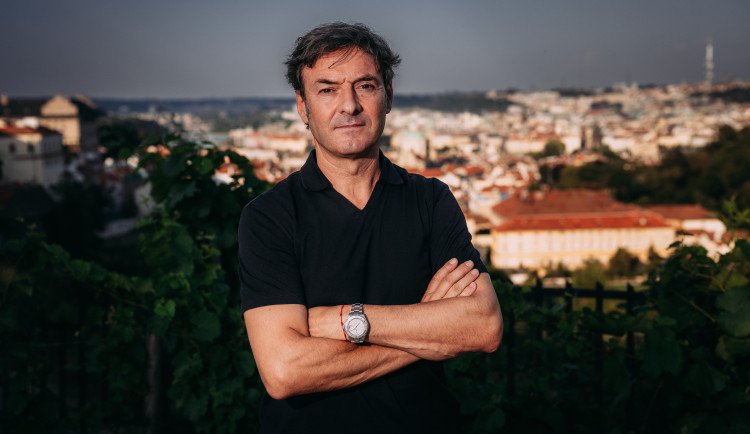 Španělský trenér reprezentace se nesmí nechat požrat českým prostředím.