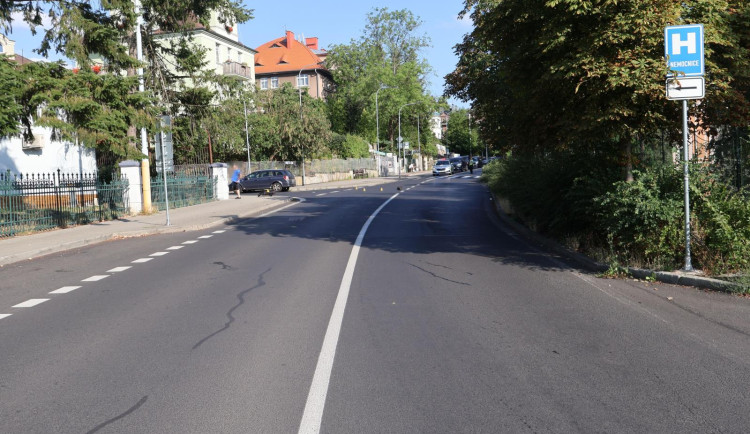 Řidič srazil cyklistu. Zraněného muže transportoval do nemocnice vrtulník