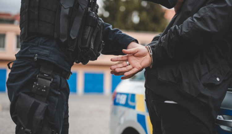 Kurýr si přijel do Luk nad Jihlavou pro peníze. Po zásahu policie skončil v poutech
