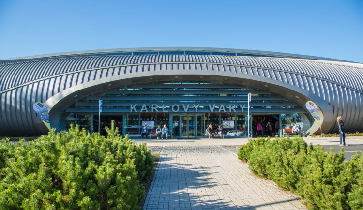 O převodu letiště v Karlových Varech se rozhodne na podzim