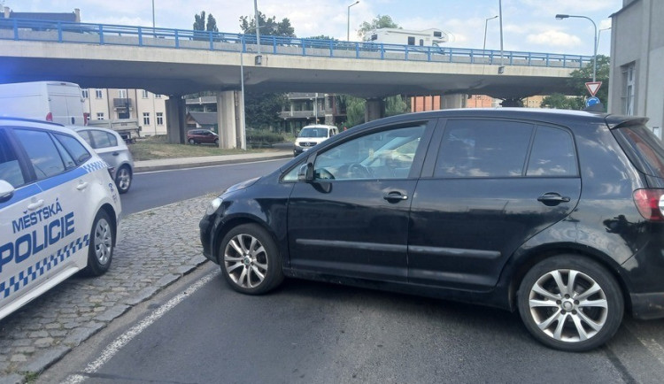 Opuštěné auto zablokovalo silnici. Řidič si mezitím nakupoval v obchodě