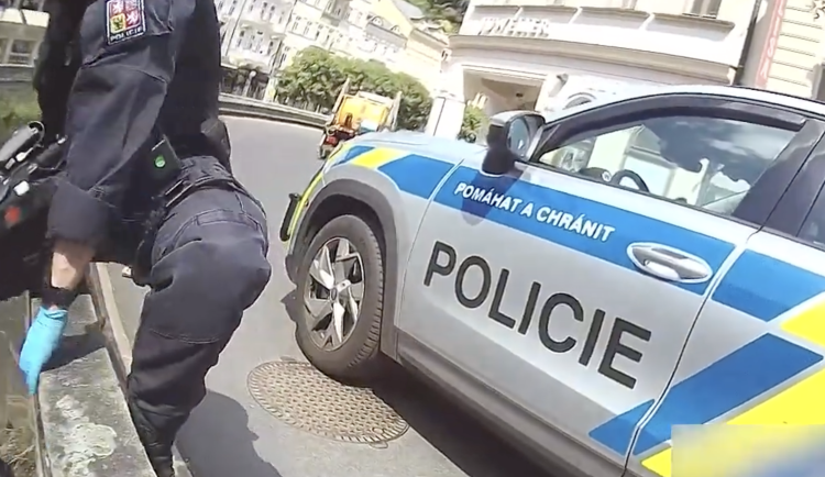 Cyklista spadl v Karlových Varech do řeky. Policisté mu poskytli první pomoc