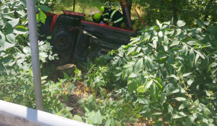 Polenskou ulici v Jihlavě dnes odpoledne uzavřela nehoda, řidičku vyprostili hasiči