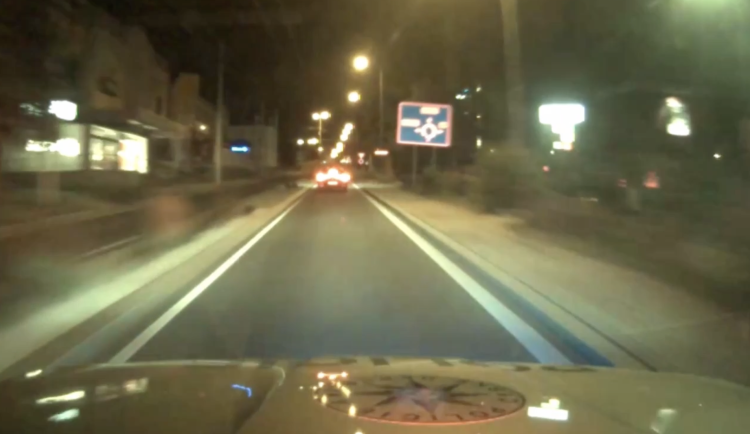Muž měl okrást svou babičku a ujet policii. Skončil ve vazbě