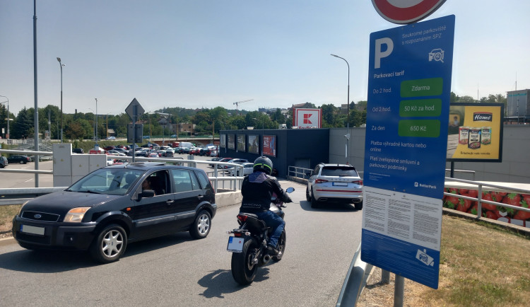 Parkování v Jihlavě XL.: U Kauflandu zdarma jen dvě hodiny, den je za 650 korun