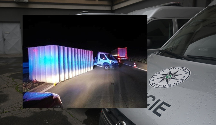 Provoz na dálnici zkomplikovala noční nehoda. Z dodávky spadl převážený bazén