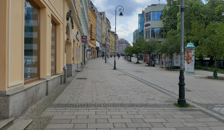 Na Karla IV. byste dnes v Karlových Varech čekali marně