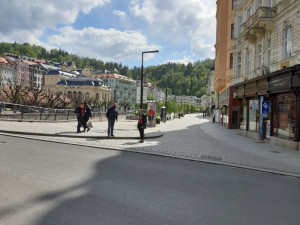Na Karla IV. byste dnes v Karlových Varech čekali marně