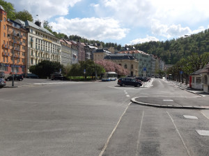 Na Karla IV. byste dnes v Karlových Varech čekali marně