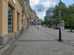 Na Karla IV. byste dnes v Karlových Varech čekali marně