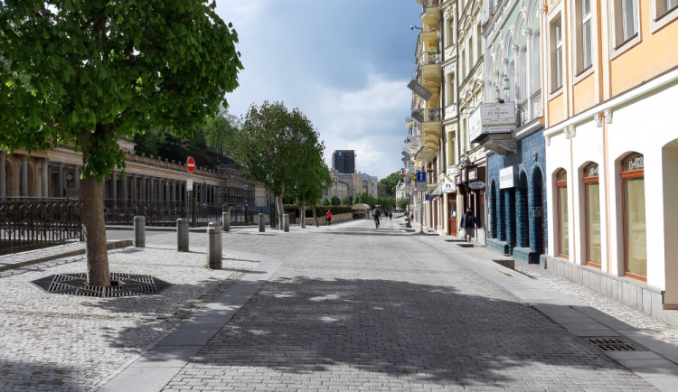 Na Karla IV. byste dnes v Karlových Varech čekali marně