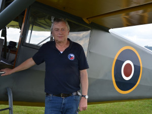 pilot Adolf Valášek u letounu Stinson AT 19B