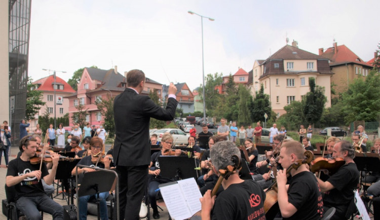 Takhle se děkuje zdravotníkům, policistům a hasičům v Karlových Varech