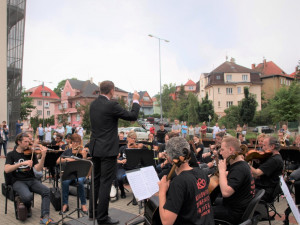 Takhle se děkuje zdravotníkům, policistům a hasičům v Karlových Varech