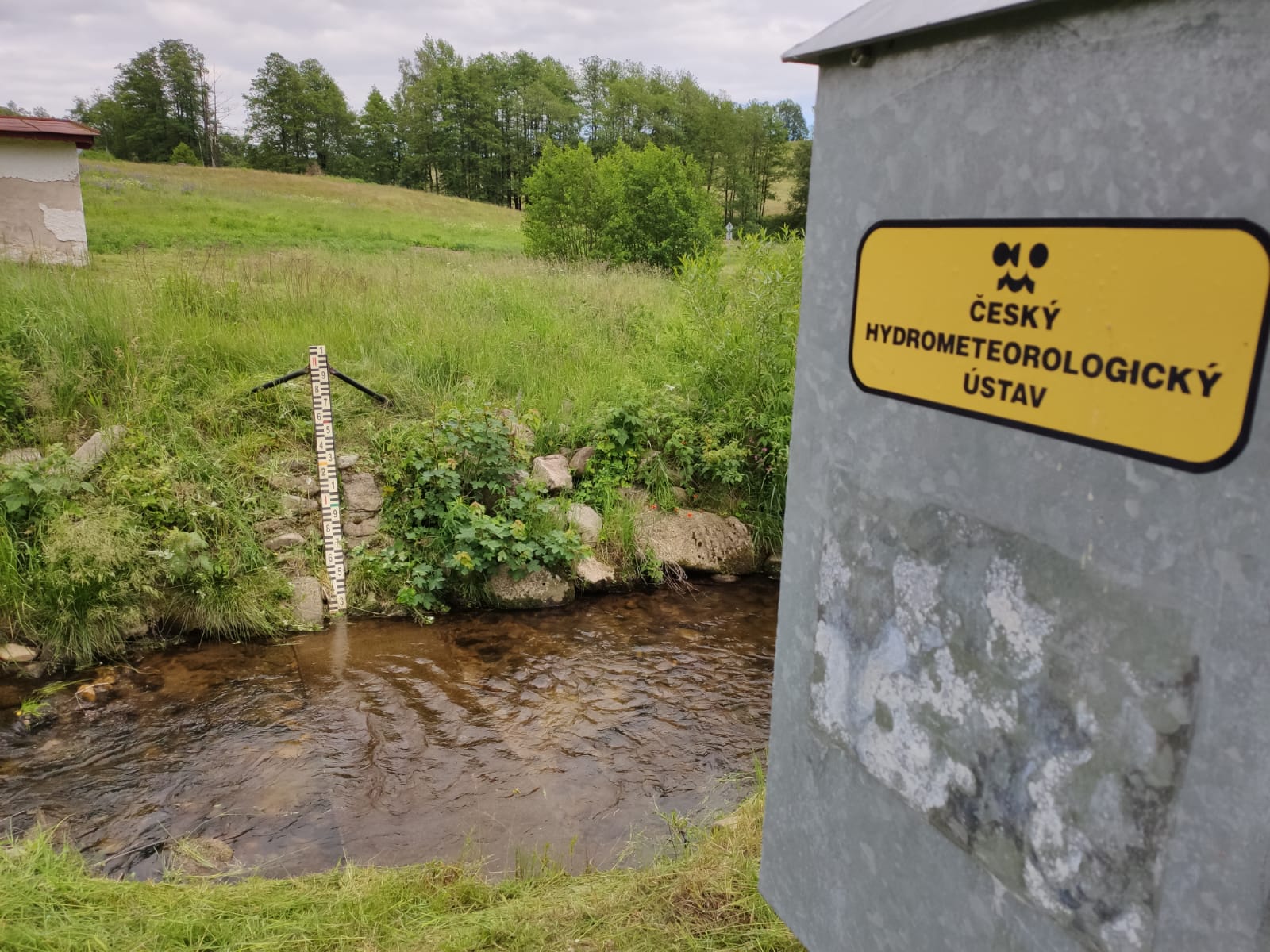 Limnigraf na zdejším potoce měří výšku a průtok vody