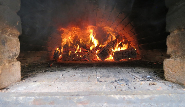 FOTO: Obecní pec už slouží svému účelu