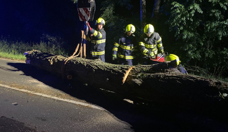 FOTO : Hasiče zaměstnal silný vítr, vyjížděli k desítkám případů