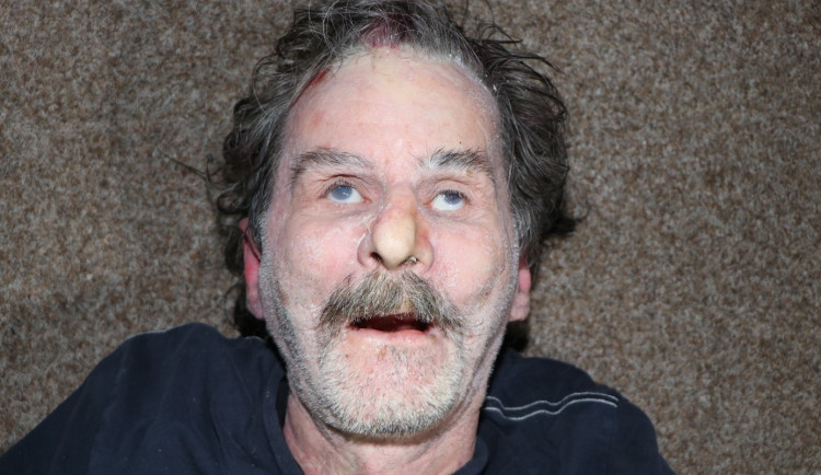 Policie stále nezjistila totožnost mrtvého muže. Žádá veřejnost o pomoc