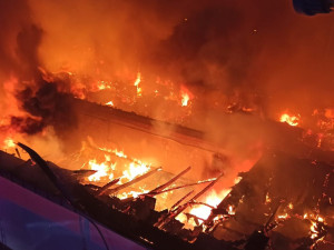 Prodejnu potravin v Chodově zachvátil požár. Škoda bude v desítkách milionů korun