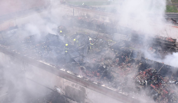 Prodejnu potravin v Chodově zachvátil požár. Škoda bude v desítkách milionů korun