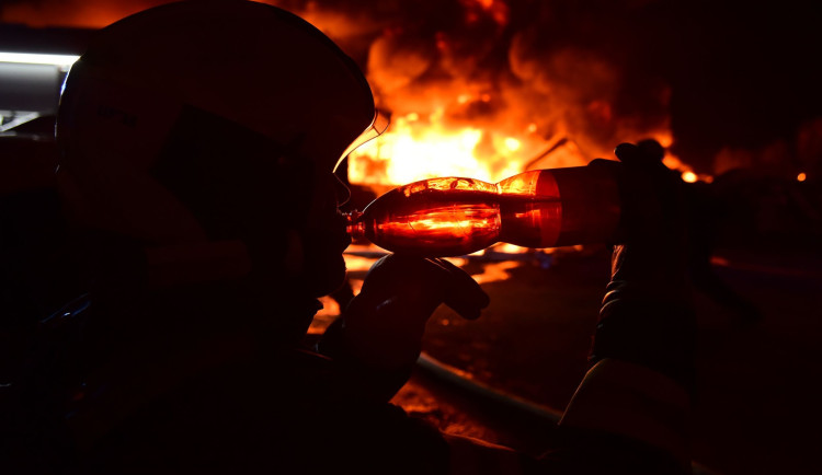 Požár skládky pražců poblíž elektrárny v Tisové