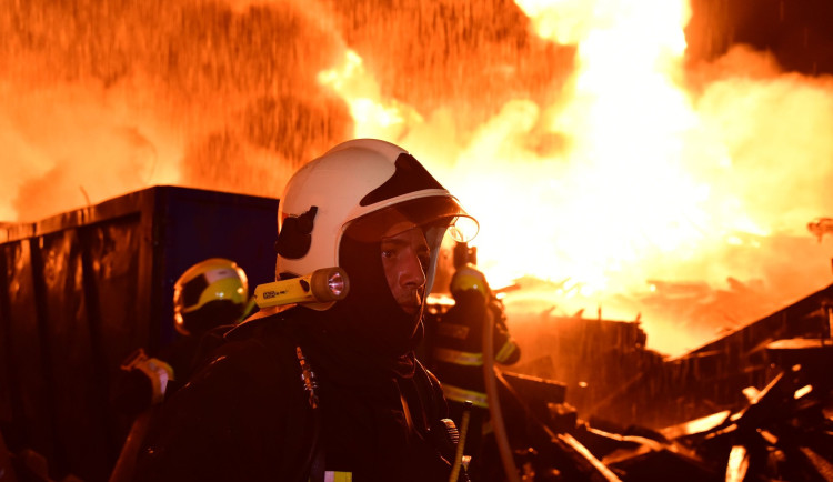 Požár skládky pražců poblíž elektrárny v Tisové