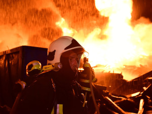 Požár skládky pražců poblíž elektrárny v Tisové