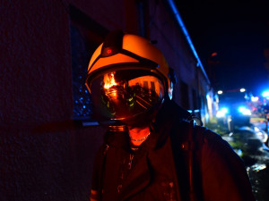 Požár skládky pražců poblíž elektrárny v Tisové