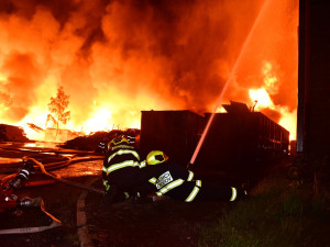 Požár skládky pražců poblíž elektrárny v Tisové