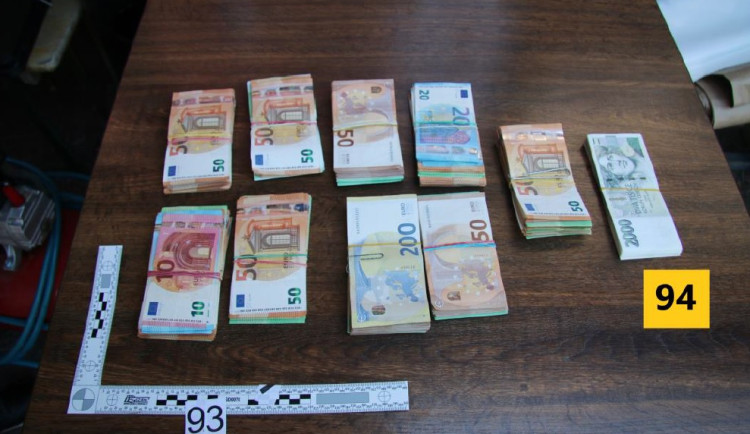 FOTOGALERIE: Policie zadržela obchodníky se zbraněmi