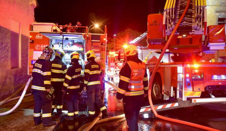 Mrtvého člověka našli hasiči uvnitř vyhořelého obytného domu v Mariánských Lázních