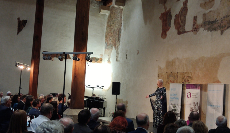 FOTOGALERIE: Netradiční přehlídka historických kostýmů připomněla závažnost rakoviny. Modely se stali sami pacienti