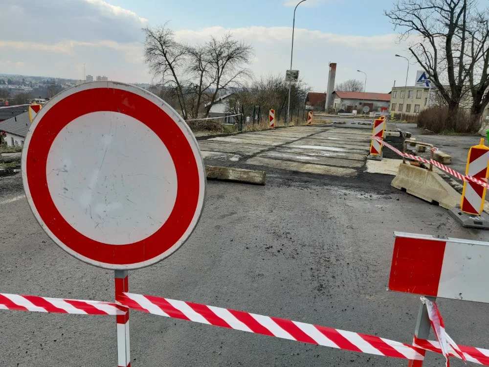 Uzavírka silnice ze Sedlece do Staré Role v tomto týdnu skončí.